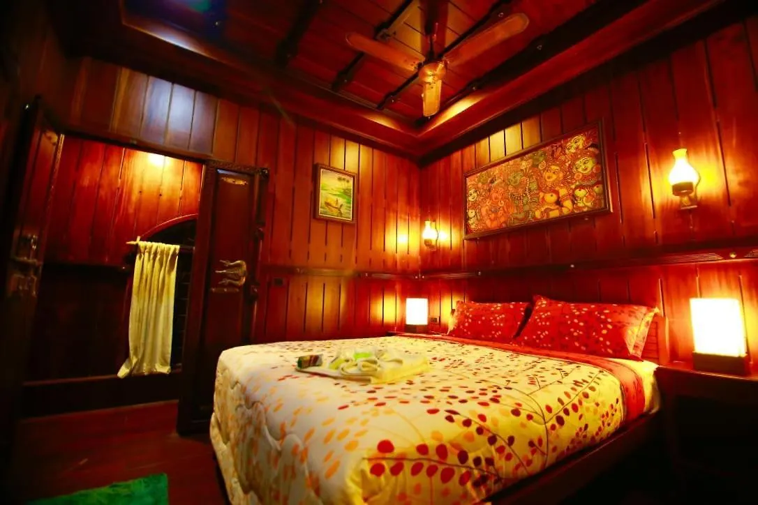 ホテル Whispering Waters Houseboat アーラップーザ県