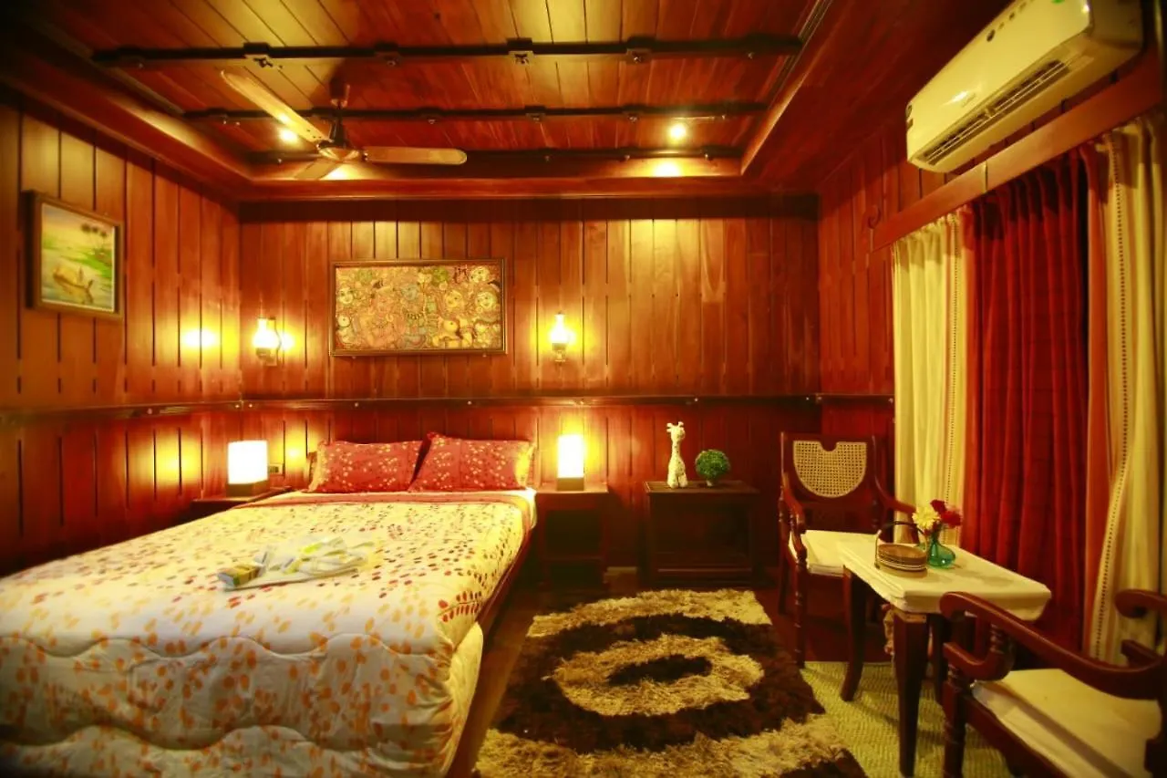 ホテル Whispering Waters Houseboat アーラップーザ県