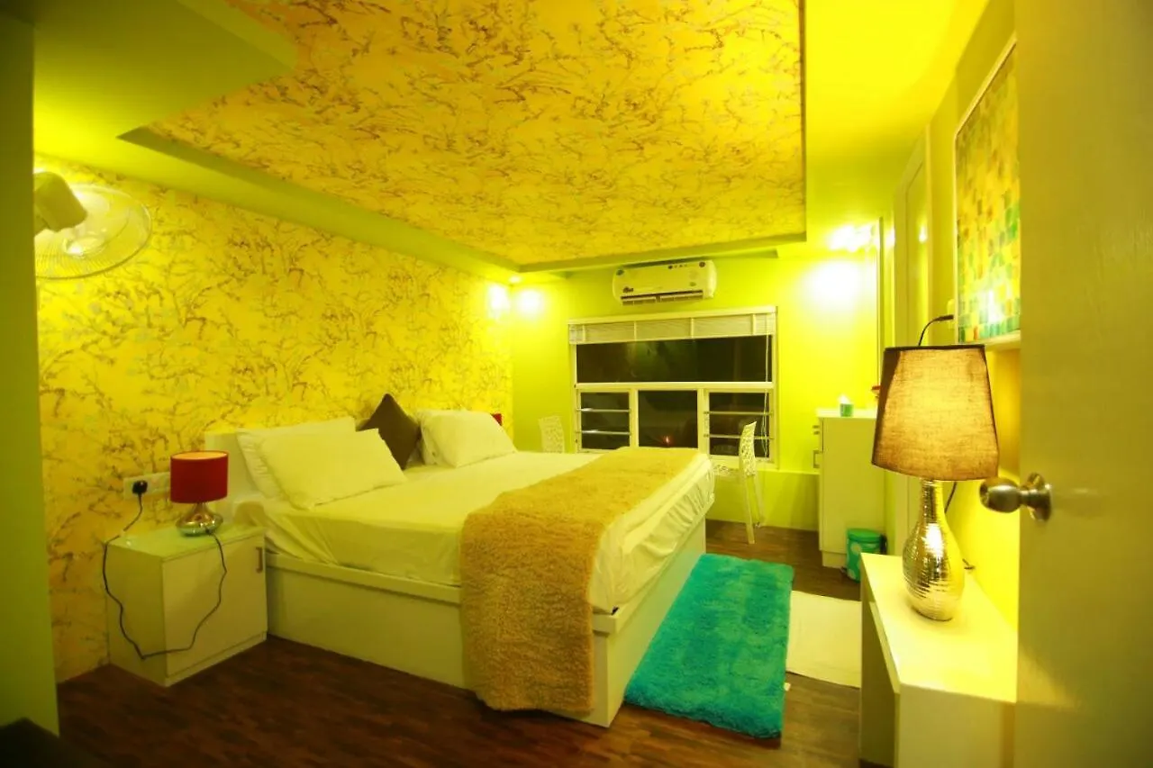 ホテル Whispering Waters Houseboat アーラップーザ県