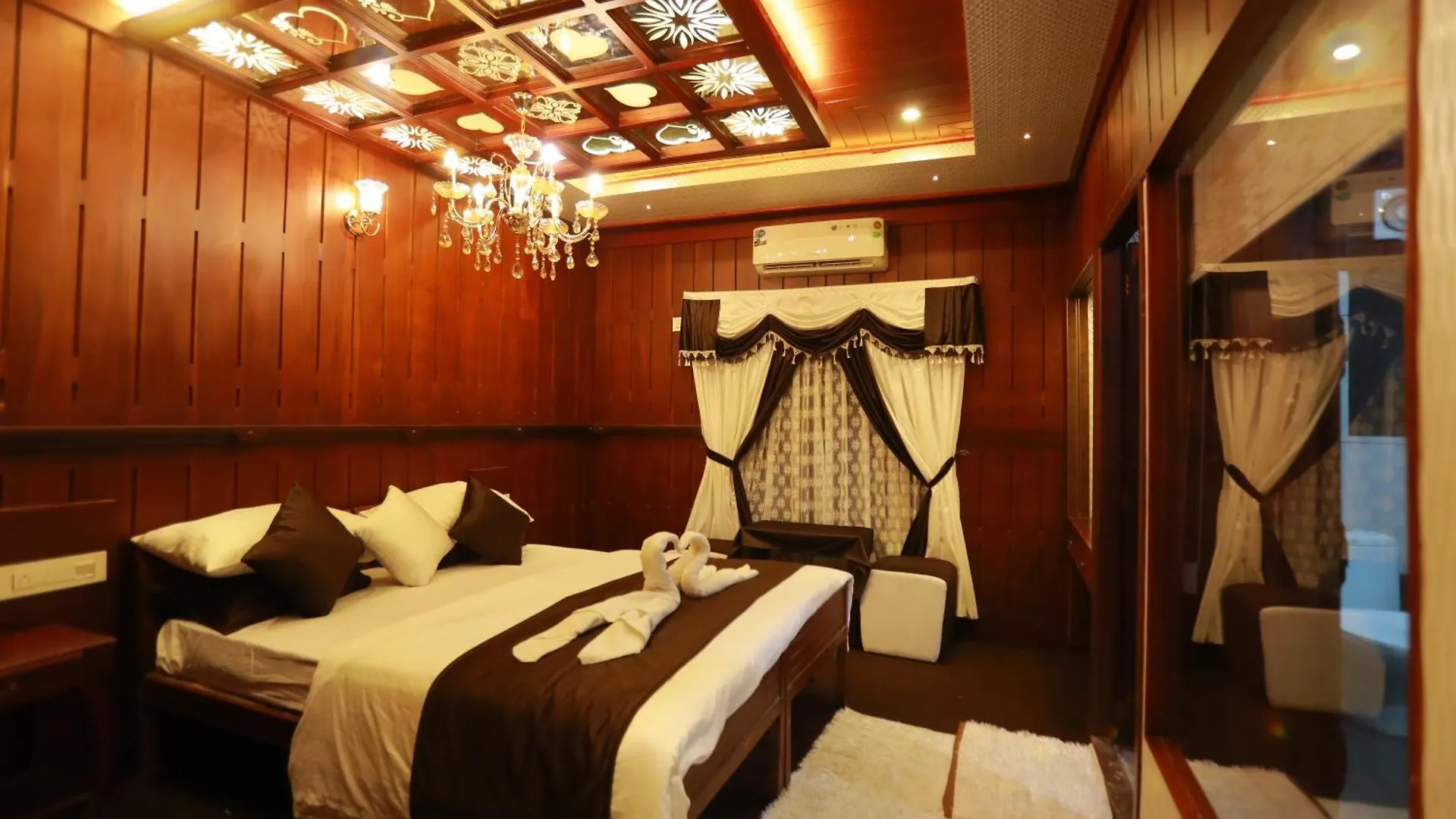 ホテル Whispering Waters Houseboat アーラップーザ県